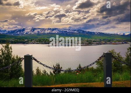 Ville d'Akureyri avec des montagnes enneigées et le fjord Eyjafjordur dans le nord de l'Islande Banque D'Images