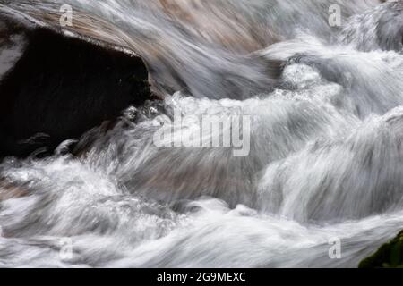 Les cascades de Tawhai se déversent et secouent les rochers, parc national de Tongariro, Nouvelle-Zélande Banque D'Images