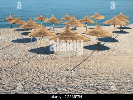 parasols de plage commandés en rangées Banque D'Images