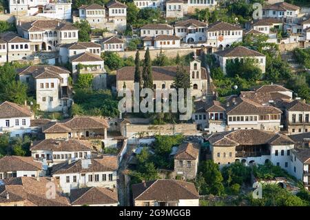 Berat et le clocher de Saint-Spyridon à Gorica, en Albanie Banque D'Images