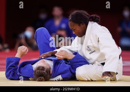 Tokio, Japon. 27 juillet 2021. Judo: Olympia, femmes, - 63 kg, finale, à Nippon Budokan. Clarisse Agbegnenou (blanc) de France en action contre Tina Trstenjak de Slovénie. Credit: Oliver Weiken/dpa/Alay Live News Banque D'Images
