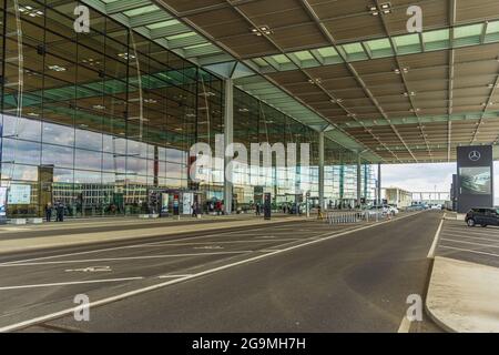 BERLIN, ALLEMAGNE - 18 MAI 2021 : extérieur du terminal 1 de l'aéroport international de Brandebourg de Berlin (BER) récemment ouvert Banque D'Images