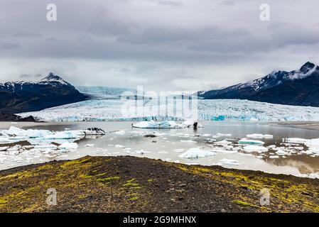 Le glacier de Fjallsjokull au lagon glaciaire de Fjallsarlon, en Islande Banque D'Images