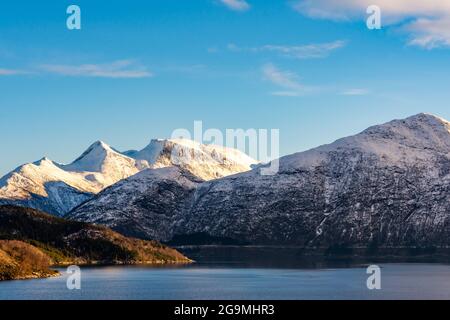 Vue à couper le souffle sur les montagnes arctiques et le fjord de Volda, Norvège Banque D'Images