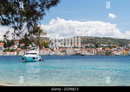 Rogoznica, Croatie-06ème juillet 2021: Magnifique vieille ville de pêcheurs de Rogoznica, populaire destination touristique et nautique dans la région centrale de Dalmatie en C Banque D'Images