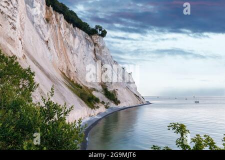 Bateaux ancrés au lever du soleil sous les falaises de Møns Klint, Danemark Banque D'Images