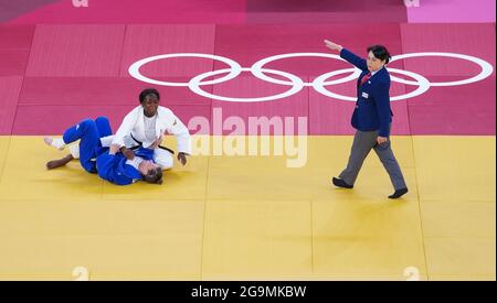 Tokyo, Japon. 27 juillet 2021. Clarisse Agbegnenou (en blanc) de France concurrence Tina Trstenjak lors de la finale féminine de 63 kg de judo aux Jeux Olympiques de Tokyo en 2020 à Tokyo, au Japon, le 27 juillet 2021. Credit: Liu Dawei/Xinhua/Alay Live News Banque D'Images