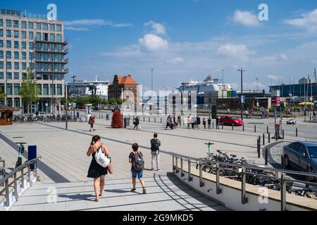 Kiel Hotspot für Kreuzfahrten in die Ostsee Bahnhofsvorplatz des Kieler Hauptbahnhofs mit Blick auf den Hafen und die Fähren nach Norwegen und Schwede Banque D'Images