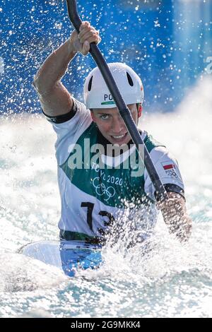 (210727) -- TOKYO, 27 juillet 2021 (Xinhua) -- Klaudia Zwolinska, de Pologne, participe à la finale féminine de slalom en kayak aux Jeux Olympiques de Tokyo en 2020 à Tokyo, au Japon, le 27 juillet 2021. (Xinhua/Zheng Huansong) Banque D'Images