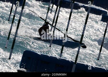 (210727) -- TOKYO, 27 juillet 2021 (Xinhua) -- Eliska Mintalova de Slovaquie participe à la finale féminine de slalom en kayak aux Jeux Olympiques de Tokyo 2020 à Tokyo, au Japon, le 27 juillet 2021. (Xinhua/Zheng Huansong) Banque D'Images