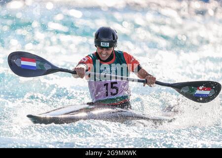 (210727) -- TOKYO, 27 juillet 2021 (Xinhua) -- Martina Wegman des pays-Bas participe à la finale féminine de slalom en kayak aux Jeux Olympiques de Tokyo 2020 à Tokyo, au Japon, le 27 juillet 2021. (Xinhua/Zheng Huansong) Banque D'Images