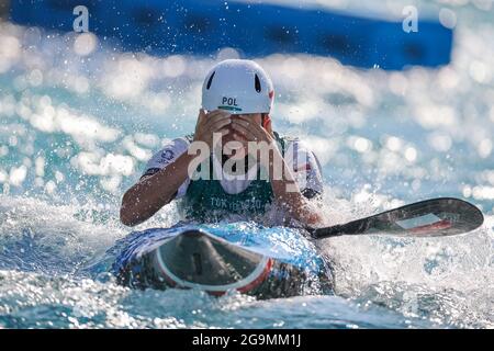 (210727) -- TOKYO, 27 juillet 2021 (Xinhua) -- Klaudia Zwolinska, de Pologne, réagit après la finale féminine de slalom en kayak aux Jeux Olympiques de Tokyo en 2020 à Tokyo, au Japon, le 27 juillet 2021. (Xinhua/Zheng Huansong) Banque D'Images