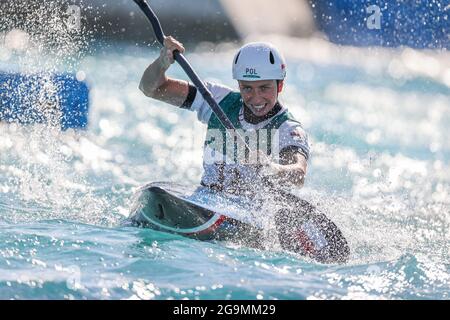 (210727) -- TOKYO, 27 juillet 2021 (Xinhua) -- Klaudia Zwolinska, de Pologne, participe à la finale féminine de slalom en kayak aux Jeux Olympiques de Tokyo en 2020 à Tokyo, au Japon, le 27 juillet 2021. (Xinhua/Zheng Huansong) Banque D'Images