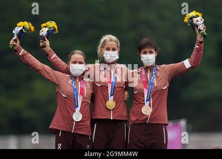 Tokyo, Japon. 27 juillet 2021. Jolanda Neff (C), Sina Frei (L) et Linda Indergand de Suisse posent lors de la cérémonie de remise des prix après la course de ski de fond des femmes de Tokyo 2020 à Shizuoka, au Japon, le 27 juillet 2021. Crédit : He Changshan/Xinhua/Alay Live News Banque D'Images