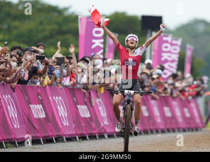 Tokyo, Japon. 27 juillet 2021. Jolanda Neff, de Suisse, célèbre après la course de ski de fond de Tokyo 2020 à Shizuoka, au Japon, le 27 juillet 2021. Crédit : He Changshan/Xinhua/Alay Live News Banque D'Images