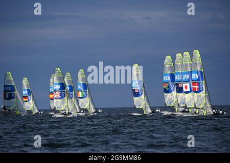 Kanagawa, Japon. 27 juillet 2021. Les marins participent à la course du skiff 49er FX pour hommes de voile aux Jeux Olympiques de Tokyo 2020 à Kanagawa, au Japon, le 27 juillet 2021. Credit: Huang Zongzhi/Xinhua/Alamy Live News Banque D'Images