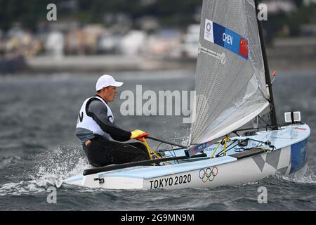 Kanagawa, Japon. 27 juillet 2021. Chen He, de Chine, est en compétition lors de la course de finn d'une seule personne pour hommes de voile aux Jeux Olympiques de Tokyo en 2020 à Kanagawa, au Japon, le 27 juillet 2021. Credit: Huang Zongzhi/Xinhua/Alamy Live News Banque D'Images
