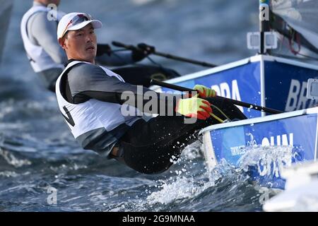 Kanagawa, Japon. 27 juillet 2021. Chen He, de Chine, est en compétition lors de la course de finn d'une seule personne pour hommes de voile aux Jeux Olympiques de Tokyo en 2020 à Kanagawa, au Japon, le 27 juillet 2021. Credit: Huang Zongzhi/Xinhua/Alamy Live News Banque D'Images