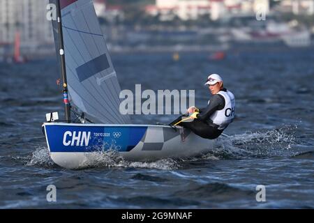 Kanagawa, Japon. 27 juillet 2021. Chen He, de Chine, est en compétition lors de la course de finn d'une seule personne pour hommes de voile aux Jeux Olympiques de Tokyo en 2020 à Kanagawa, au Japon, le 27 juillet 2021. Credit: Huang Zongzhi/Xinhua/Alamy Live News Banque D'Images
