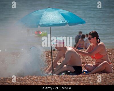 Un barbecue fumé sur la plage de Brighton, en Angleterre Banque D'Images