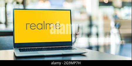 POZNAN, POL - JUL 10, 2021: Ordinateur portable affichant le logo de Realme, un fabricant chinois de smartphones dont le siège est à Shenzhen Banque D'Images