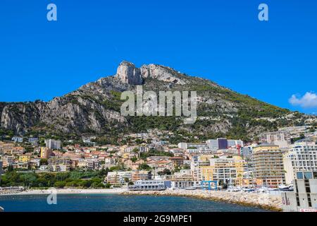 Port de plaisance du Cap d'ail et promontoire rocheux du Tete de chien, sud de la France. Crédit : Vuk Valcic/Alamy Banque D'Images