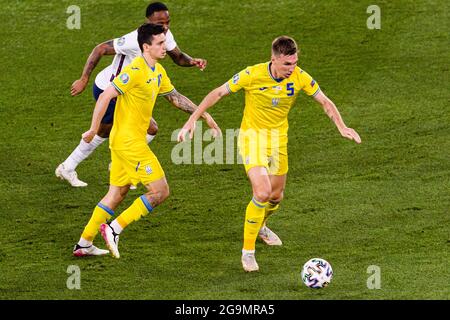 Rome, Italie - 03 juillet : Sergii Sydorchuk d'Ukraine (R) en action lors du championnat UEFA Euro 2020 quart de finale entre l'Ukraine et l'Anglais Banque D'Images