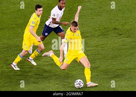 Rome, Italie - 03 juillet : Sergii Sydorchuk d'Ukraine (R) en action lors du championnat UEFA Euro 2020 quart de finale entre l'Ukraine et l'Anglais Banque D'Images