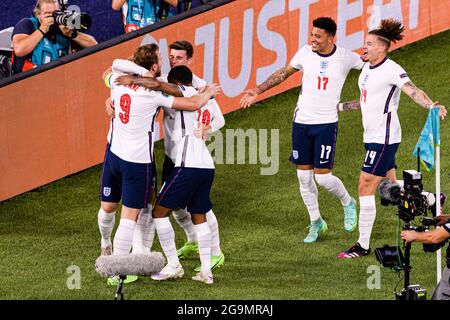 Rome, Italie - 03 juillet : Harry Kane d'Angleterre (L) célèbre son but avec ses coéquipiers lors du championnat UEFA Euro 2020 quart de finale du match être Banque D'Images