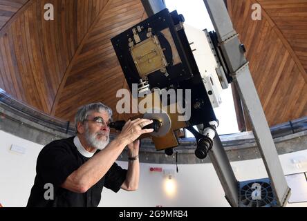 Astronome papal le frère jésuite Guy Consomagno, directeur de l’Observatoire du Vatican depuis 2015, examine à travers le télescope «carte du ciel» un modèle du XIXe siècle avec une focale de 360 cm le 2021 juin au siège de la «Specola Vatican» (Observatoire du Vatican) à Castel Gandolfo, en Italie, le 14 juin, 2021. L'Observatoire du Vatican, l'une des plus anciennes institutions de recherche astronomique du monde, a son siège à la résidence d'été papale de Castel Gandolfo, en dehors de Rome. Pour la première foreshadue de l'Observatoire peut être tracé à la constitution par le Pape Grégoire XIII d'a Banque D'Images