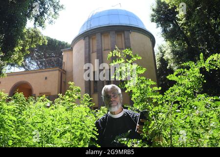 Astronome papal le frère jésuite Guy Consomagno, directeur de l’Observatoire du Vatican depuis 2015, examine à travers le télescope «carte du ciel» un modèle du XIXe siècle avec une focale de 360 cm le 2021 juin au siège de la «Specola Vatican» (Observatoire du Vatican) à Castel Gandolfo, en Italie, le 14 juin, 2021. L'Observatoire du Vatican, l'une des plus anciennes institutions de recherche astronomique du monde, a son siège à la résidence d'été papale de Castel Gandolfo, en dehors de Rome. Pour la première foreshadue de l'Observatoire peut être tracé à la constitution par le Pape Grégoire XIII d'a Banque D'Images