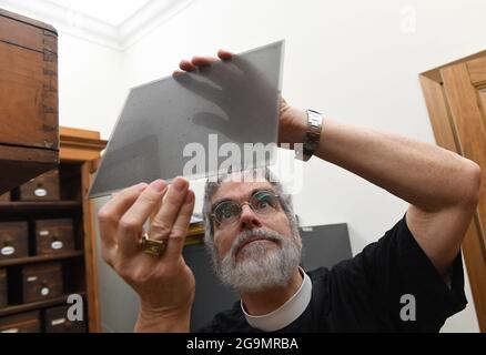 Astronome papal le frère jésuite Guy Consomagno, directeur de l’Observatoire du Vatican depuis 2015, examine à travers le télescope «carte du ciel» un modèle du XIXe siècle avec une focale de 360 cm le 2021 juin au siège de la «Specola Vatican» (Observatoire du Vatican) à Castel Gandolfo, en Italie, le 14 juin, 2021. L'Observatoire du Vatican, l'une des plus anciennes institutions de recherche astronomique du monde, a son siège à la résidence d'été papale de Castel Gandolfo, en dehors de Rome. Pour la première foreshadue de l'Observatoire peut être tracé à la constitution par le Pape Grégoire XIII d'a Banque D'Images
