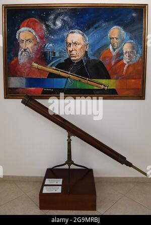 Astronome papal le frère jésuite Guy Consomagno, directeur de l’Observatoire du Vatican depuis 2015, examine à travers le télescope «carte du ciel» un modèle du XIXe siècle avec une focale de 360 cm le 2021 juin au siège de la «Specola Vatican» (Observatoire du Vatican) à Castel Gandolfo, en Italie, le 14 juin, 2021. L'Observatoire du Vatican, l'une des plus anciennes institutions de recherche astronomique du monde, a son siège à la résidence d'été papale de Castel Gandolfo, en dehors de Rome. Pour la première foreshadue de l'Observatoire peut être tracé à la constitution par le Pape Grégoire XIII d'a Banque D'Images