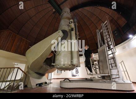 Astronome papal le frère jésuite Guy Consomagno, directeur de l’Observatoire du Vatican depuis 2015, examine à travers le télescope «carte du ciel» un modèle du XIXe siècle avec une focale de 360 cm le 2021 juin au siège de la «Specola Vatican» (Observatoire du Vatican) à Castel Gandolfo, en Italie, le 14 juin, 2021. L'Observatoire du Vatican, l'une des plus anciennes institutions de recherche astronomique du monde, a son siège à la résidence d'été papale de Castel Gandolfo, en dehors de Rome. Pour la première foreshadue de l'Observatoire peut être tracé à la constitution par le Pape Grégoire XIII d'a Banque D'Images