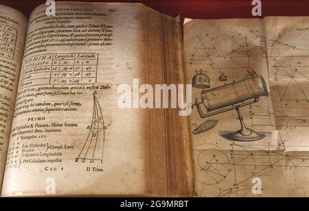 Astronome papal le frère jésuite Guy Consomagno, directeur de l’Observatoire du Vatican depuis 2015, examine à travers le télescope «carte du ciel» un modèle du XIXe siècle avec une focale de 360 cm le 2021 juin au siège de la «Specola Vatican» (Observatoire du Vatican) à Castel Gandolfo, en Italie, le 14 juin, 2021. L'Observatoire du Vatican, l'une des plus anciennes institutions de recherche astronomique du monde, a son siège à la résidence d'été papale de Castel Gandolfo, en dehors de Rome. Pour la première foreshadue de l'Observatoire peut être tracé à la constitution par le Pape Grégoire XIII d'a Banque D'Images