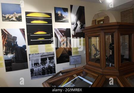 Astronome papal le frère jésuite Guy Consomagno, directeur de l’Observatoire du Vatican depuis 2015, examine à travers le télescope «carte du ciel» un modèle du XIXe siècle avec une focale de 360 cm le 2021 juin au siège de la «Specola Vatican» (Observatoire du Vatican) à Castel Gandolfo, en Italie, le 14 juin, 2021. L'Observatoire du Vatican, l'une des plus anciennes institutions de recherche astronomique du monde, a son siège à la résidence d'été papale de Castel Gandolfo, en dehors de Rome. Pour la première foreshadue de l'Observatoire peut être tracé à la constitution par le Pape Grégoire XIII d'a Banque D'Images
