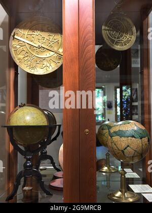 Astronome papal le frère jésuite Guy Consomagno, directeur de l’Observatoire du Vatican depuis 2015, examine à travers le télescope «carte du ciel» un modèle du XIXe siècle avec une focale de 360 cm le 2021 juin au siège de la «Specola Vatican» (Observatoire du Vatican) à Castel Gandolfo, en Italie, le 14 juin, 2021. L'Observatoire du Vatican, l'une des plus anciennes institutions de recherche astronomique du monde, a son siège à la résidence d'été papale de Castel Gandolfo, en dehors de Rome. Pour la première foreshadue de l'Observatoire peut être tracé à la constitution par le Pape Grégoire XIII d'a Banque D'Images