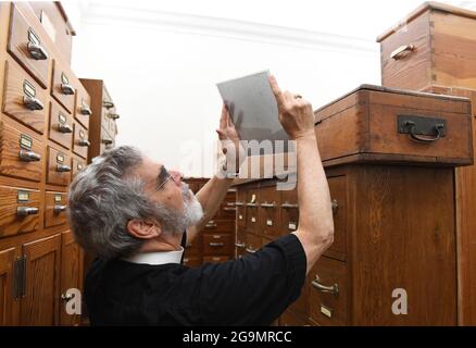 Astronome papal le frère jésuite Guy Consomagno, directeur de l’Observatoire du Vatican depuis 2015, examine à travers le télescope «carte du ciel» un modèle du XIXe siècle avec une focale de 360 cm le 2021 juin au siège de la «Specola Vatican» (Observatoire du Vatican) à Castel Gandolfo, en Italie, le 14 juin, 2021. L'Observatoire du Vatican, l'une des plus anciennes institutions de recherche astronomique du monde, a son siège à la résidence d'été papale de Castel Gandolfo, en dehors de Rome. Pour la première foreshadue de l'Observatoire peut être tracé à la constitution par le Pape Grégoire XIII d'a Banque D'Images