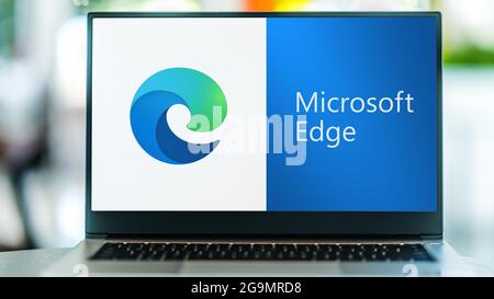 POZNAN, POL - JUL 3, 2021: Ordinateur portable affichant le logo de Microsoft Edge, un navigateur Web développé par Microsoft Banque D'Images