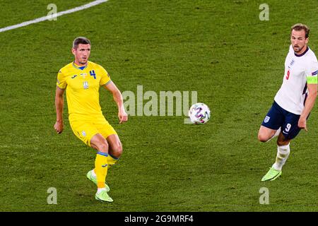 Rome, Italie - 03 juillet : Sergii Kryvtsov d'Ukraine (L) passe le ballon lors du championnat UEFA Euro 2020 quart de finale entre l'Ukraine et l'E Banque D'Images