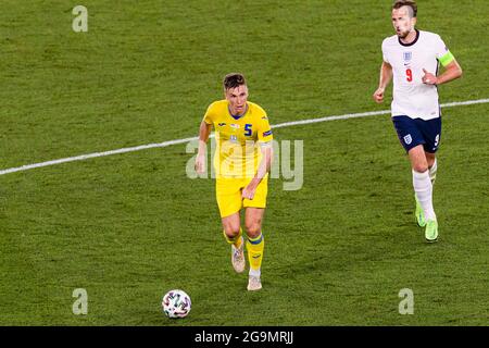 Rome, Italie - 03 juillet : Sergii Sydorchuk d'Ukraine (L) en action lors du championnat UEFA Euro 2020 quart de finale entre l'Ukraine et l'Anglais Banque D'Images