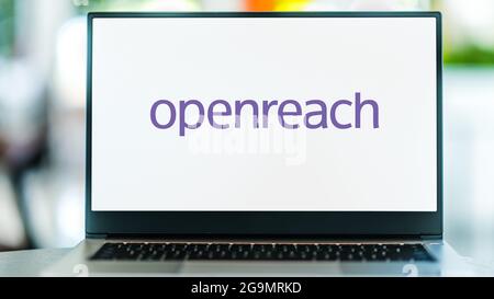 POZNAN, POL - JUL 3, 2021: Ordinateur portable affichant le logo d'OpenREACH, une division fonctionnelle de la société de télécommunications BT plc, qui maintient le TH Banque D'Images