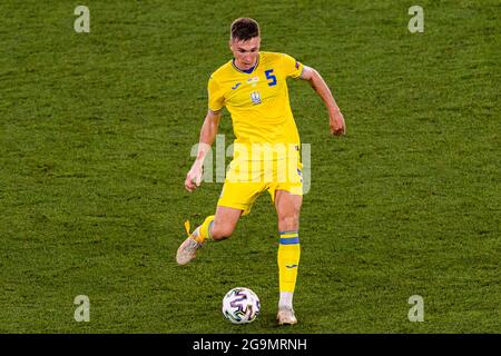 Rome, Italie - 03 juillet : Sergii Sydorchuk, de l'Ukraine, passe le ballon lors du championnat UEFA Euro 2020 quart de finale entre l'Ukraine et Engl Banque D'Images