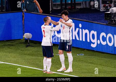 Rome, Italie - 03 juillet : Harry Maguire (R) célèbre son but avec son coéquipier Luke Shaw d'Angleterre (L) lors de la carrière de championnat de l'UEFA Euro 2020 Banque D'Images