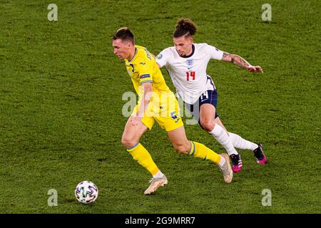 Rome, Italie - 03 juillet : Sergii Sydorchuk d'Ukraine (L) est chassé par Kalvin Phillips d'Angleterre (R) lors du championnat UEFA Euro 2020 Quarter-fina Banque D'Images