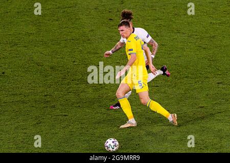 Rome, Italie - 03 juillet : Sergii Sydorchuk d'Ukraine (L) est chassé par Kalvin Phillips d'Angleterre (R) lors du championnat UEFA Euro 2020 Quarter-fina Banque D'Images