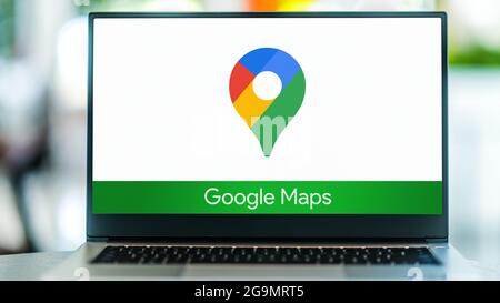 POZNAN, POL - JUL 10, 2021: Ordinateur portable affichant le logo de Google Maps, un service de cartographie web développé par Google Banque D'Images