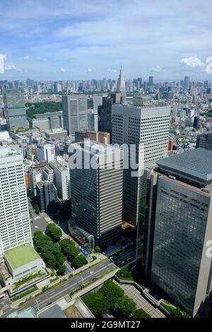 Tokyo, Japon. 16 juillet 2021. Vue sur la tour du parc Shinjuku depuis le bâtiment du gouvernement métropolitain de Tokyo, dans le quartier de Shinjuku, à Tokyo. (Photo de James Matsumoto/SOPA Images/Sipa USA) crédit: SIPA USA/Alay Live News Banque D'Images