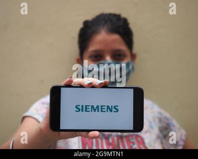 KOLKATA, INDE - 26 juillet 2021 : dans cette illustration, un logo Siemens AG apparaît sur un smartphone Banque D'Images