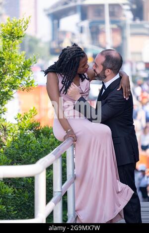 Un couple attrayant pose pour des photos sur Surf Avenue à côté de la promenade de Coney Island, Brooklyn, New York Banque D'Images